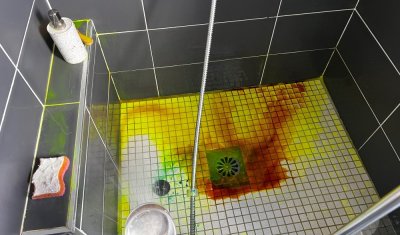 détection de fuite avec fluorescéine bac à douche Agay