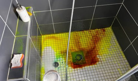 détection de fuite avec fluorescéine bac à douche Agay